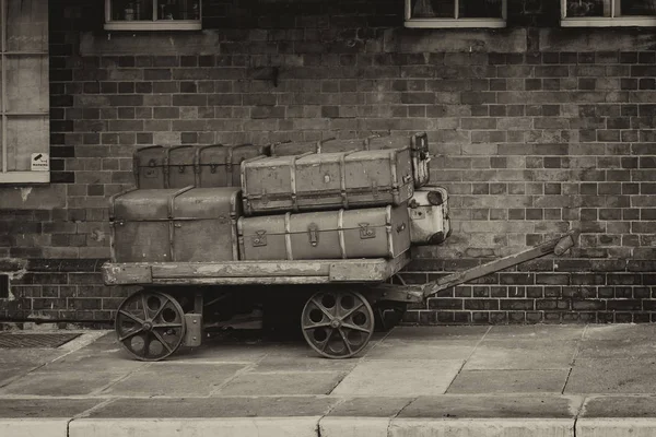 兰戈伦铁路站，威尔士上旧行李 — 图库照片