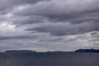 Basit deniz ve dağ.