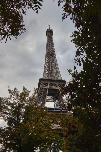Eiffelova věž v říjnu. — Stock fotografie