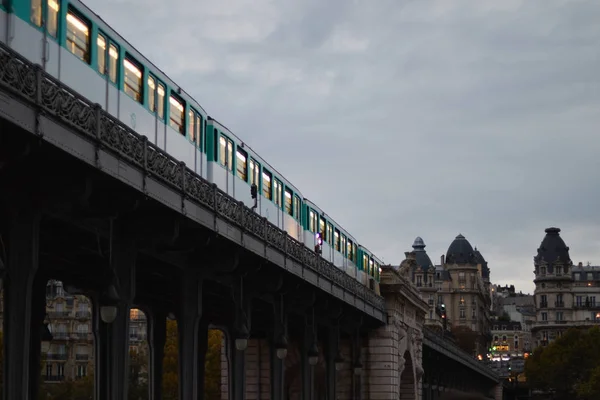 Párizs vonat a hídon. — Stock Fotó