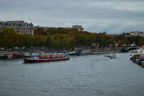 在法国，巴黎塞纳河河上乘船游览. — 图库照片