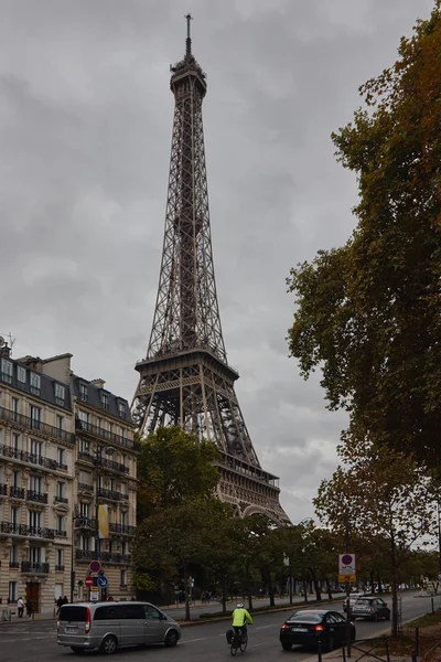 Októberben az Eiffel-torony. — Stock Fotó