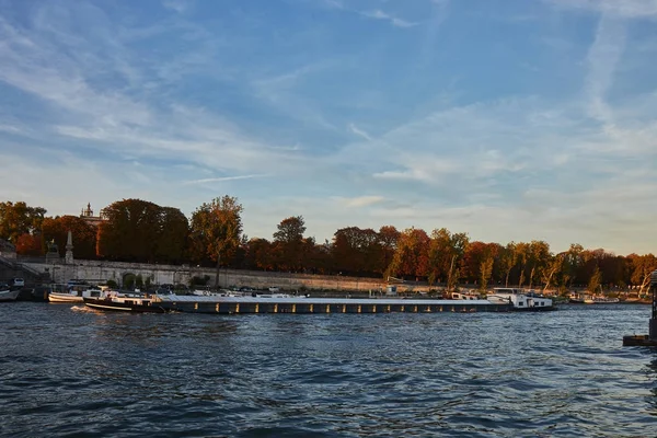 Passeio de barco no rio Sena em Paris, França . — Fotografia de Stock