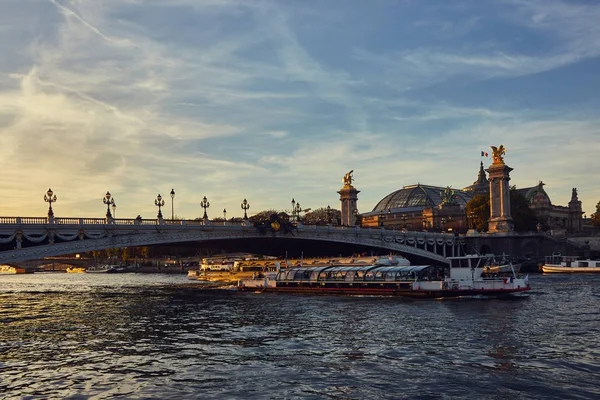 Passeio de barco no rio Sena em Paris, França . — Fotografia de Stock