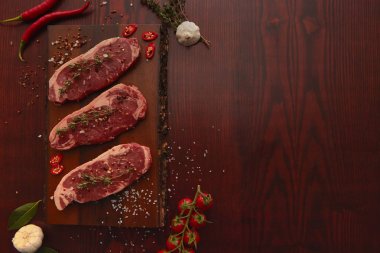 Sığır eti biftek kesme tahtası üzerinde .