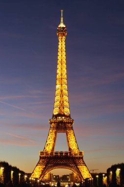 Eyfel Kulesi gece zamanında .