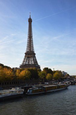 Ekim ayında Eyfel Kulesi.