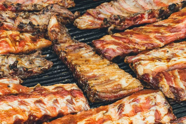 Grillede ribben. Stegt kød på grill - Stock-foto