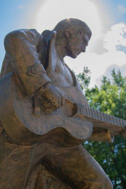 Volzhsky şehir içinde bir gitar ile Vladimir Vysotsky bard anıt