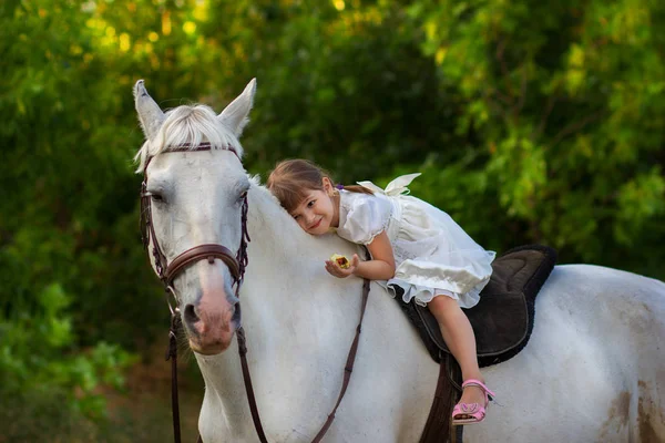 Dziewczynka leży na koniu — Zdjęcie stockowe