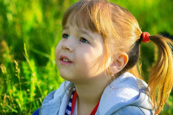 Portret van het kleine meisje — Stockfoto