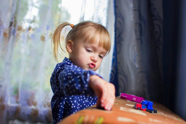 Девочка играет в домашние игрушки — стоковое фото