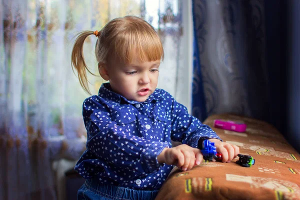 Het meisje speelt huis speelgoed — Stockfoto