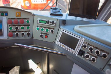Volgograd, Rusya, 01.09.2019: Uzaktan kumandalı elektrikli araçlar. Modern bir tramvayın içinde. Düğmeler ve kollar