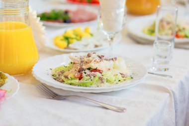 Restoranda akşam yemeği ya da ziyafet için tabakta güzel bir salata servis edilir. Tatilde bulaşık servisi.