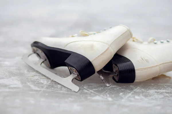 Patins figura branca mentir em uma pista de gelo aberta — Fotografia de Stock