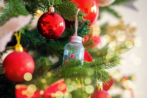 Décoration d'arbre de Noël. Balles rouges sur une branche d'arbre grande . — Photo