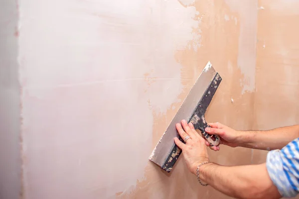 The process of filling walls. Repair of the living quarters. Interior decoration with putty. Plaster — Stock Photo, Image