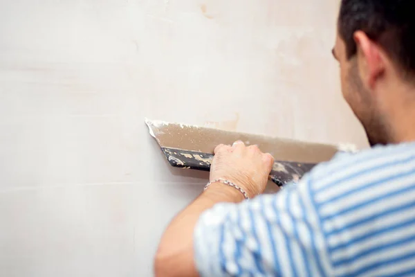 O processo de enchimento de paredes. Reparação dos alojamentos. Decoração de interiores com vidraceiro. Stucco primer branco — Fotografia de Stock