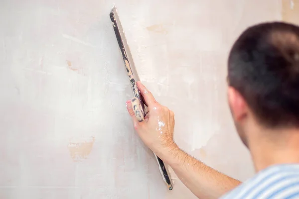 O processo de enchimento de paredes. Reparação dos alojamentos. Decoração de interiores com vidraceiro. Stucco primer branco — Fotografia de Stock