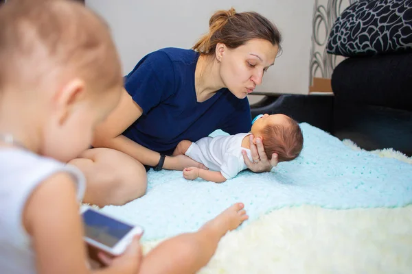 Женщина родила второго ребенка и не играет со старшим сейчас — стоковое фото