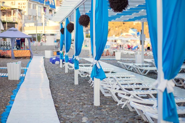 Tengerpart, felszerelt strand a strandon az üdülőterületen — Stock Fotó