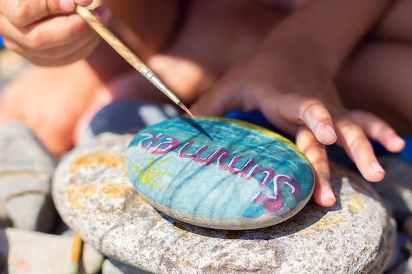 Plaj taşlarına resim çizerek. Yazın suluboya resim yapmak