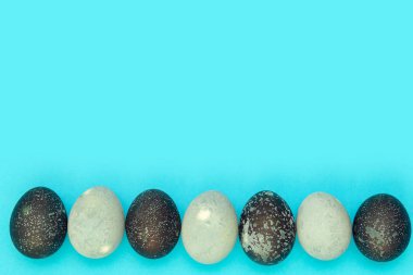 Mavi arka planda boyanmış paskalya yumurtaları. Metin için boşluk
