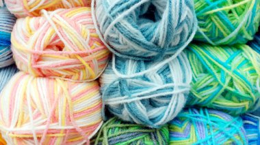 Dikiş dükkanında örgü örmek için çok renkli iplik satıyorum.