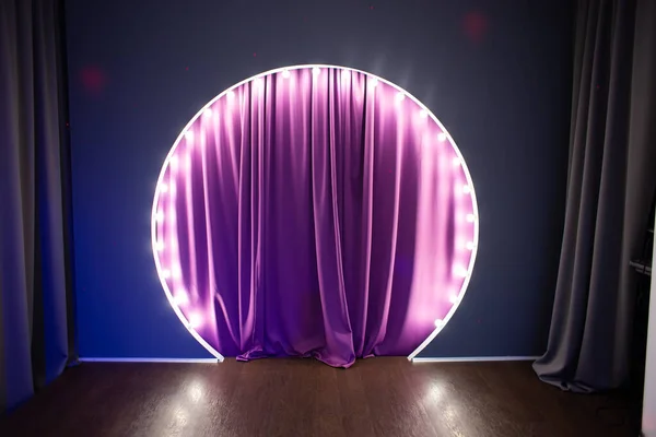 円形電球でのシーン 紫色の舞台裏と光を持つ表彰台 — ストック写真