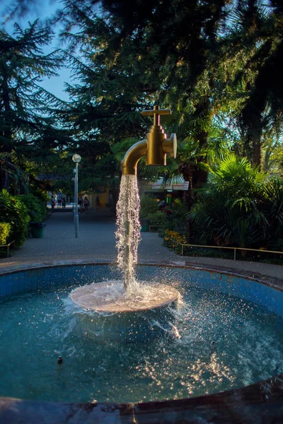 Una Fuente Interesante Forma Una Grúa Colgando Aire Que Fluye — Foto de Stock