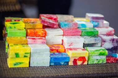 Sokakta büyük bir parfümlü çok renkli sabun yığını satılıyor. El işi, küçük işletme..