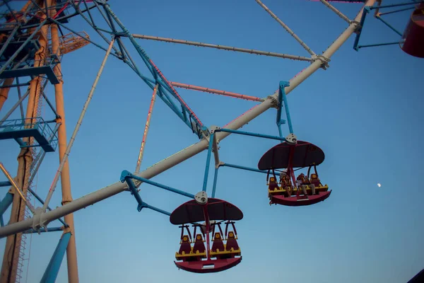 Riesenrad Karussell Einem Freizeitpark Bei Sonnenuntergang Sitzgelegenheiten Auf Einer Schaukel — Stockfoto