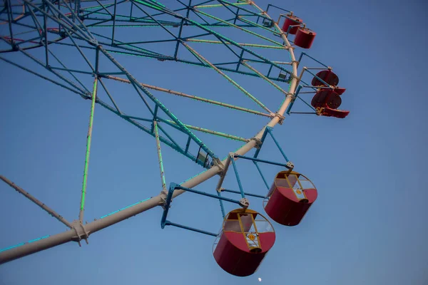 Ferris Wheel Carousel Amusement Park Sunset Seating Swing Entertain People — Stock Photo, Image
