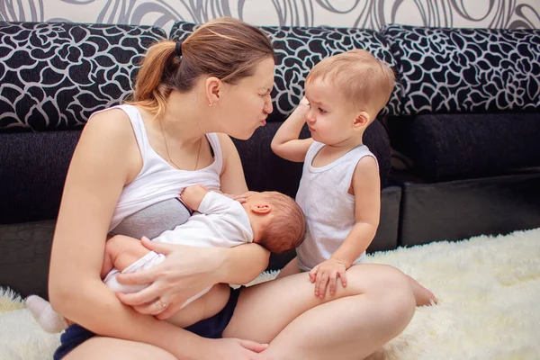 Young Woman Breastfeeds Baby Makes Faces Her Eldest Son Mom — Stock Photo, Image