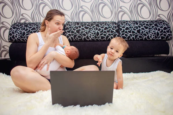Young Woman Two Young Children Very Surprised Something Looking Computer — Stock Photo, Image