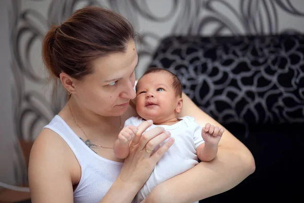 Young Woman Sits Sofa Home Holds Her Little Baby Baby — Stock Photo, Image