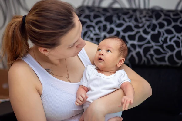 Young Mother Holds Her Arms Her Newborn Baby Mom Baby — Stock Photo, Image