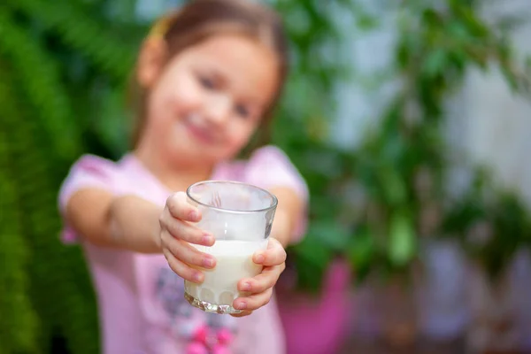 Lány Elővesz Egy Pohár Kefir Koncentrálj Üvegre — Stock Fotó