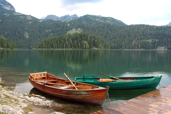 Two boats at the coast of the lake. Montenegro, Durmitor National Park — Stock Photo, Image