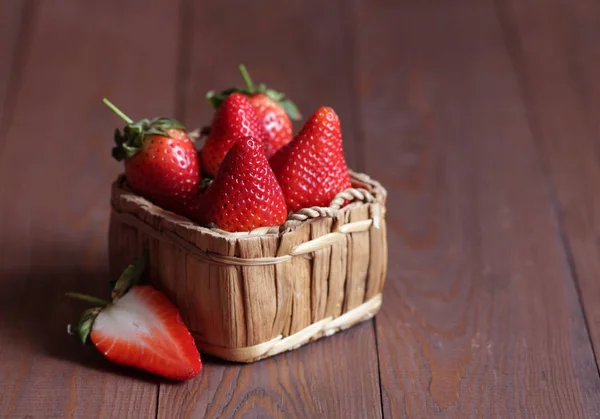 Aardbeien in een mand — Stockfoto