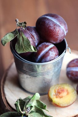 Erik ahşap arka plan üzerinde küçük bir kova içinde