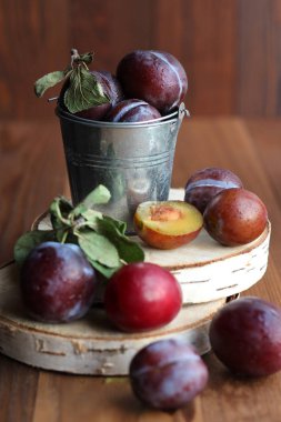 Erik ahşap arka plan üzerinde küçük bir kova içinde