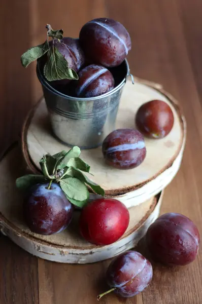 Erik ahşap arka plan üzerinde küçük bir kova içinde