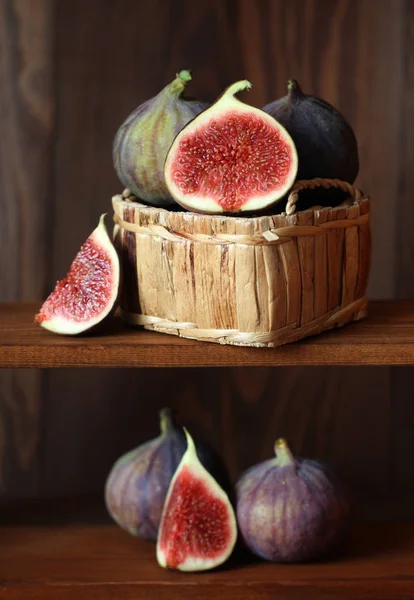 Fig in a basket on a wooden background — Stock Photo, Image