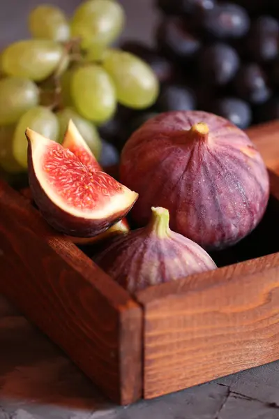 Инжир и виноград в деревянной коробке — стоковое фото