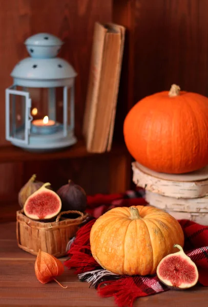 Sonbahar natürmort. Kabaklar ve kareli ekose bir lamba