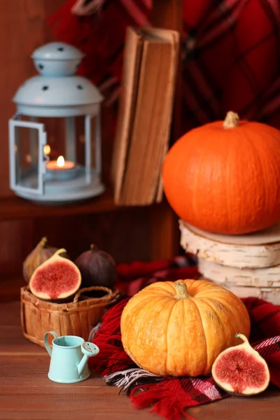 Bodegón de otoño. Calabazas y una lámpara en un cuadros a cuadros —  Fotos de Stock
