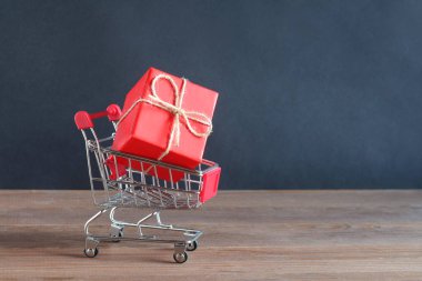Bir süpermarket arabası kırmızı hediye