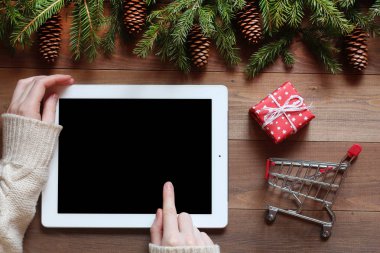 Eller Noel nesnelerle ahşap masa tableti kullanmak